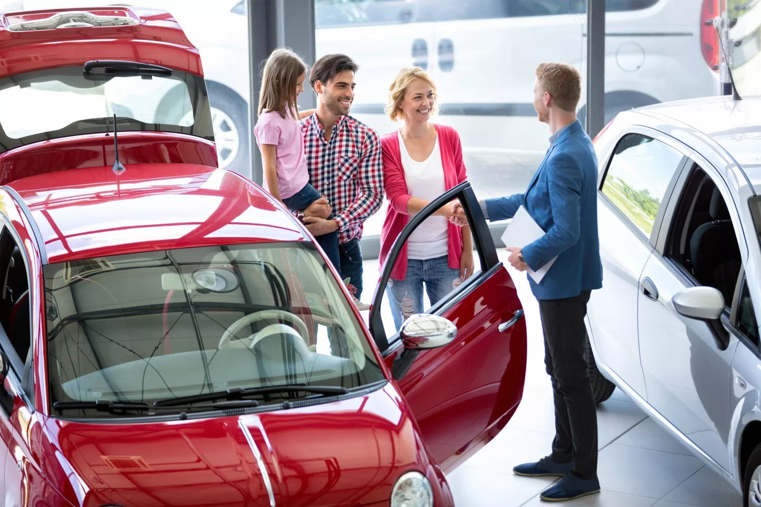 Understanding the Difference Between Leasing and Buying a Car